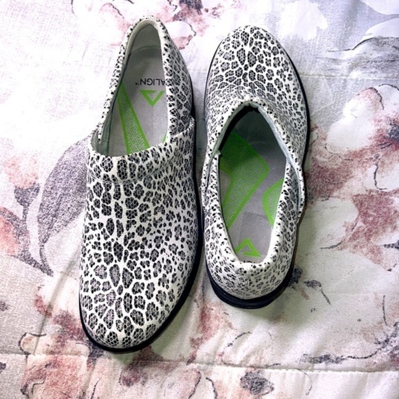 Align Nursing clogs shoes size 9 1/2 white Leopard - Picture 7 of 7